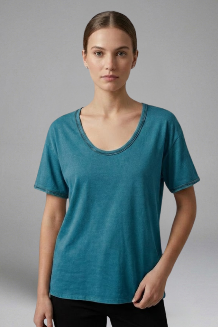 Women’s t-shirt with round neckline, short sleeves, and curved hem, ideal for casual everyday outfits and seasonal styling.