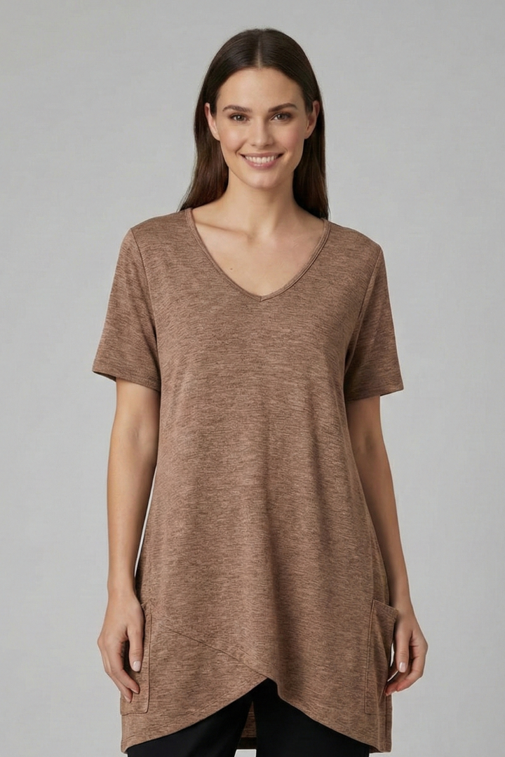 Women’s loose-fit T-shirt with V-neckline, side pockets, and curved hem, suitable for everyday wear and casual styling.