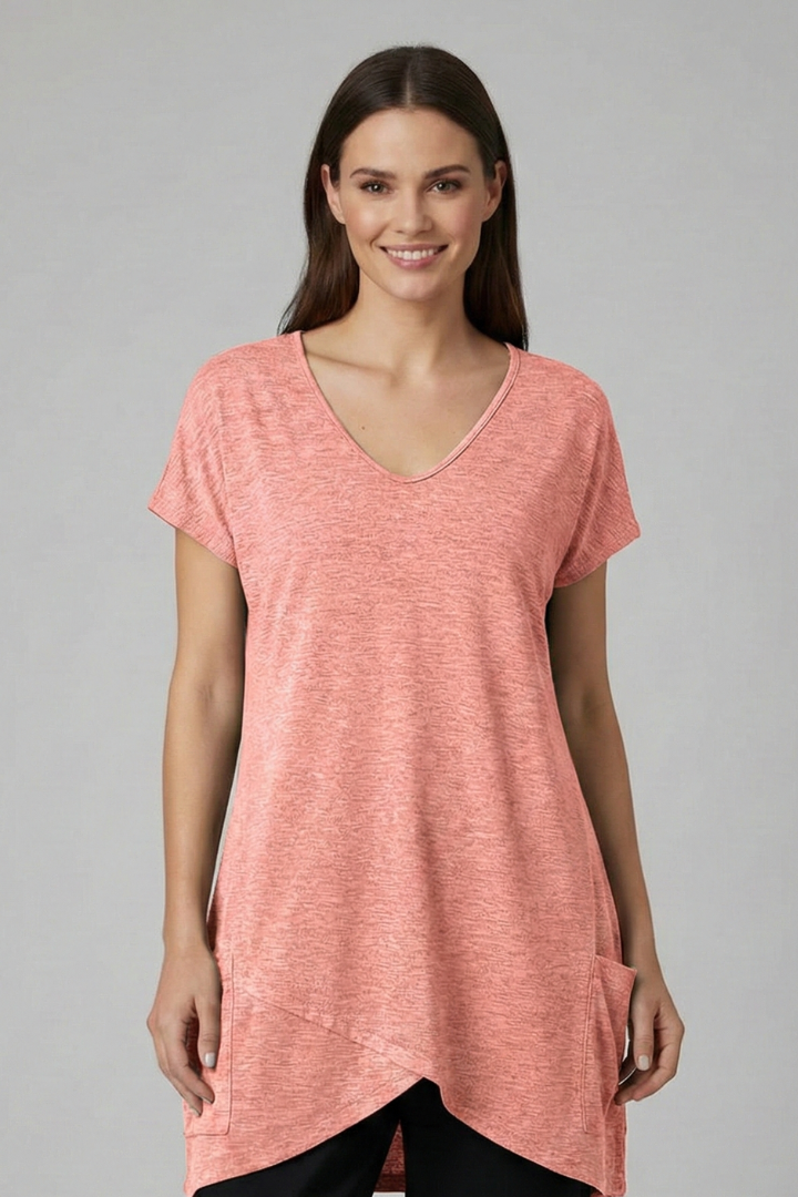 Women’s loose-fit T-shirt with V-neckline, side pockets, and curved hem, suitable for everyday wear and casual styling.