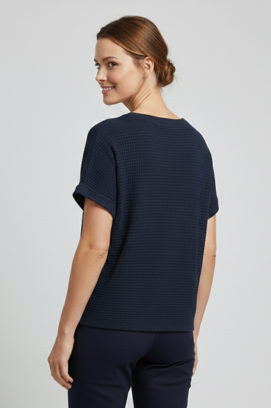 Women’s V-neck T-shirt with chest pocket and rolled sleeve cuffs, suitable for everyday wear and casual outfits.