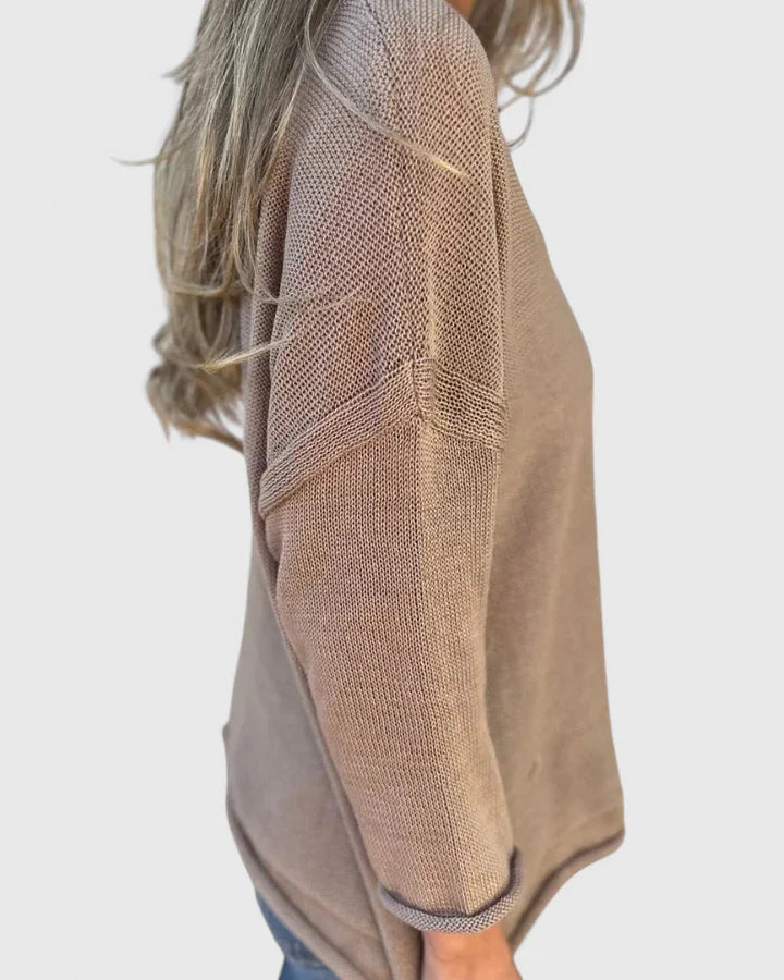 Women’s V-neck top with practical pockets and a relaxed fit, ideal for everyday wear, casual outings, and all-season styling.